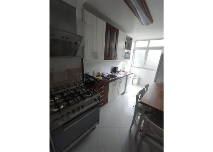 Large Contemporary With Three-bedroom Apartmán *