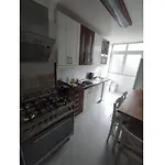 Large Contemporary With Three-bedroom Apartman *