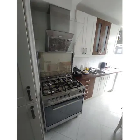 Large Contemporary With Three-bedroom Apartman